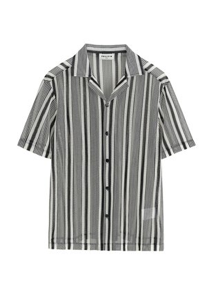 Chemise à manches courtes en rayures verticales noir et blanc, avec un col, des boutons sur le devant et un tissu texturé.