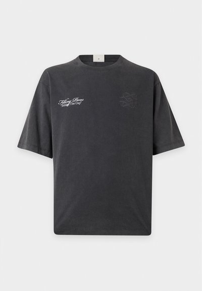 Σκούρο γκρι κοντομάνικο T-shirt με λευκό κείμενο "Filling Pieces Bridge The Gap" στο αριστερό στήθος και ένα διακριτικό σκούρο λογότυπο στο δεξί στήθος.