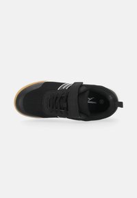 Schwarzer Sportschuh aus Mesh-Material, runde Zehenpartie, Gummisohle und verstellbarem Riemen. Weiße Akzentstreifen an der Seite.