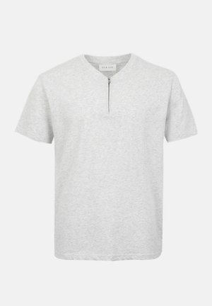 T-shirt gris clair à manches courtes avec un col rond et une demi-fermeture éclair au centre avant.