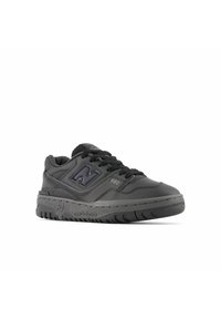 Baskets noires de sport avec une tige en cuir, une semelle en caoutchouc épaisse, une languette en mesh et un logo en relief. Comprend des coutures et des lacets contrastés.