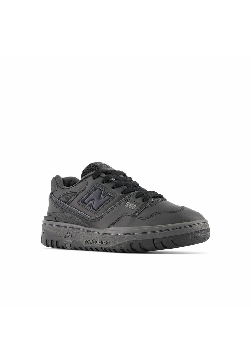 Czarne buty sportowe z skórzaną cholewką, grubą gumową podeszwą, siateczkowym językiem oraz wytłoczonym logo. Zawierają kontrastujące przeszycia oraz sznurowadła.
