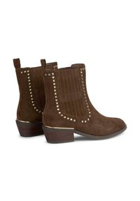 Braune Wildleder-Ankle Boots mit quadratischen Nieten, elastischen Seitenpaneelen und einem gestapelten Absatz. Mit dekorativer Naht und glatter Oberfläche.