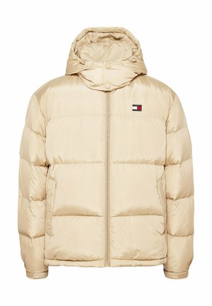 Doudoune beige avec une capuche, fermeture éclair, poignets côtelés, et un petit logo brodé sur la poitrine. Elle présente une texture douce et un design matelassé.