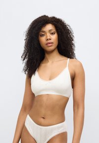 Λευκό βαμβακερό σουτιέν με δαντέλα στο τελείωμα και υφασμάτινο μοτίβο, σετ με ταιριαστό σλιπ. Και τα δύο έχουν ρυθμιζόμενους ιμάντες και απαλό ύφασμα.