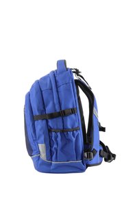 Mochila azul hecha de tejido resistente con correas acolchadas, múltiples bolsillos externos y acentos reflectantes. Incluye hebillas laterales ajustables.