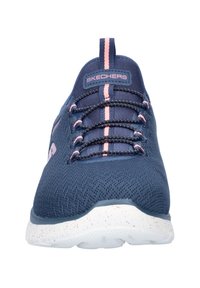 Skechers sneakers met een marineblauw gaas bovenwerk, roze accenten en een gespikkelde witte zool. Voorzien van traditionele veters en een gevoerde kraag.