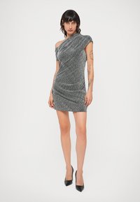 Vestido gris de un solo hombro, hecho de una tela texturizada, con silueta ajustada y largo hasta la rodilla, que presenta detalles drapeados y fruncidos en el lateral.