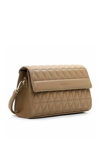 Borsa a tracolla in pelle beige trapuntata con patta ripiegabile, caratterizzata da un motivo triangolare e una tracolla removibile. Logo impresso sul davanti.
