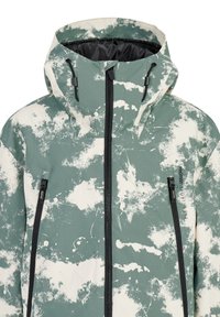 Weerbestendige jas met een groen en crèmekleuren abstract patroon. Voorzien van een capuchon, zwarte rits en zijzakken. Materiaal lijkt soepel en duurzaam.