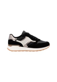 Zwarte en zilveren sportieve schoen met een combinatie van suede en synthetische materialen, een vetersluiting ontwerp en een rubberen zool.