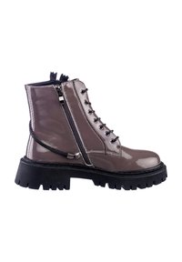 Bottines taupe brillantes avec une semelle en caoutchouc noir épaisse, présentant un laçage à l'avant et une fermeture éclair sur le côté pour un accès facile.