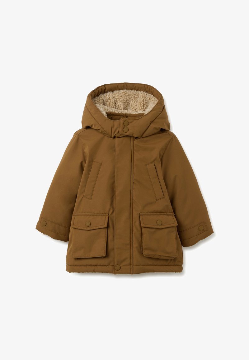 Parka marrón con capucha, forro de peluche, dos bolsillos frontales y cierres a presión. Tela suave con textura acolchada.