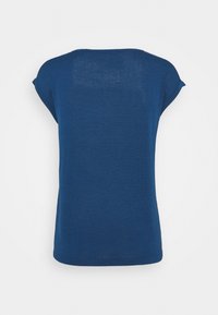 Camiseta azul de manga corta hecha de tejido ligero. Presenta un corte holgado y un sencillo escote redondo, con una textura suave y uniforme.