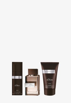 Trois produits de soins pour hommes s.Oliver Superior : spray déodorant, flacon de parfum, et gel douche & shampooing de luxe sur fond blanc.