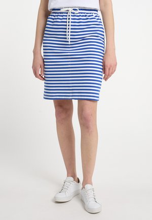 Gonna a maglia a righe blu e bianche con cintura elastica e cordoncino. Tessuto liscio, lunghezza al ginocchio, senza tasche né decorazioni.