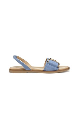 Sandal de ante azul claro tipo slingback con una correa ancha y un gran detalle de hebilla dorada. Suela plana con una base beige. Diseño simple y moderno.
