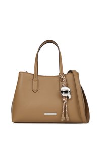 Kabelka z tanové kůže s dvojitými uchy, obsahující šarm postavy, malou logovou destičku a kontrastní tmavé kožené detaily.