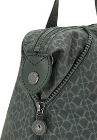 Borsa verde con motivo, realizzata in tessuto testurizzato, dotata di una zip argentata con un tirazip brandizzato e un accento in pelle vicino alla cerniera.