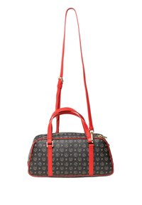 Borsa nera con motivo a logo ripetuto, dettagli in pelle rossa, doppi manici superiori e una tracolla removibile. Dettaglio della cerniera dorata.