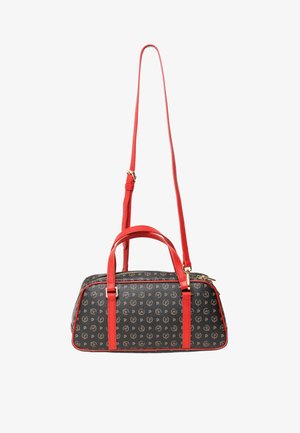 Borsa nera con motivo a logo ripetuto, dettagli in pelle rossa, doppi manici superiori e una tracolla removibile. Dettaglio della cerniera dorata.