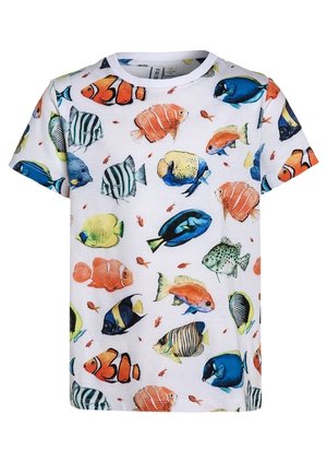 Biała koszulka z krótkim rękawem z kolorowymi tropikalnymi rybami w różnych kształtach i rozmiarach rozrzuconymi na materiale.