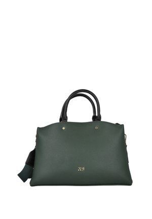 Bolso texturizado de color verde oscuro con asas negras, herrajes dorados y un pequeño logo dorado en el centro frontal.