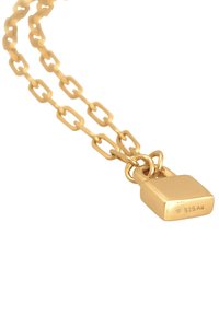 Guldtonad halsband med en dubbelkedja med ovala länkar och en kvadratisk hänglåsberlock, stämplad "925 Ag" för sterlingsilver.
