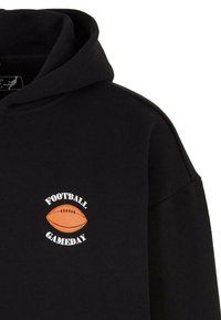 Felpa nera con cappuccio in misto cotone, caratterizzata da una grafica frontale con un pallone da calcio arancione e la scritta “FOOTBALL GAMEDAY” in bianco.
