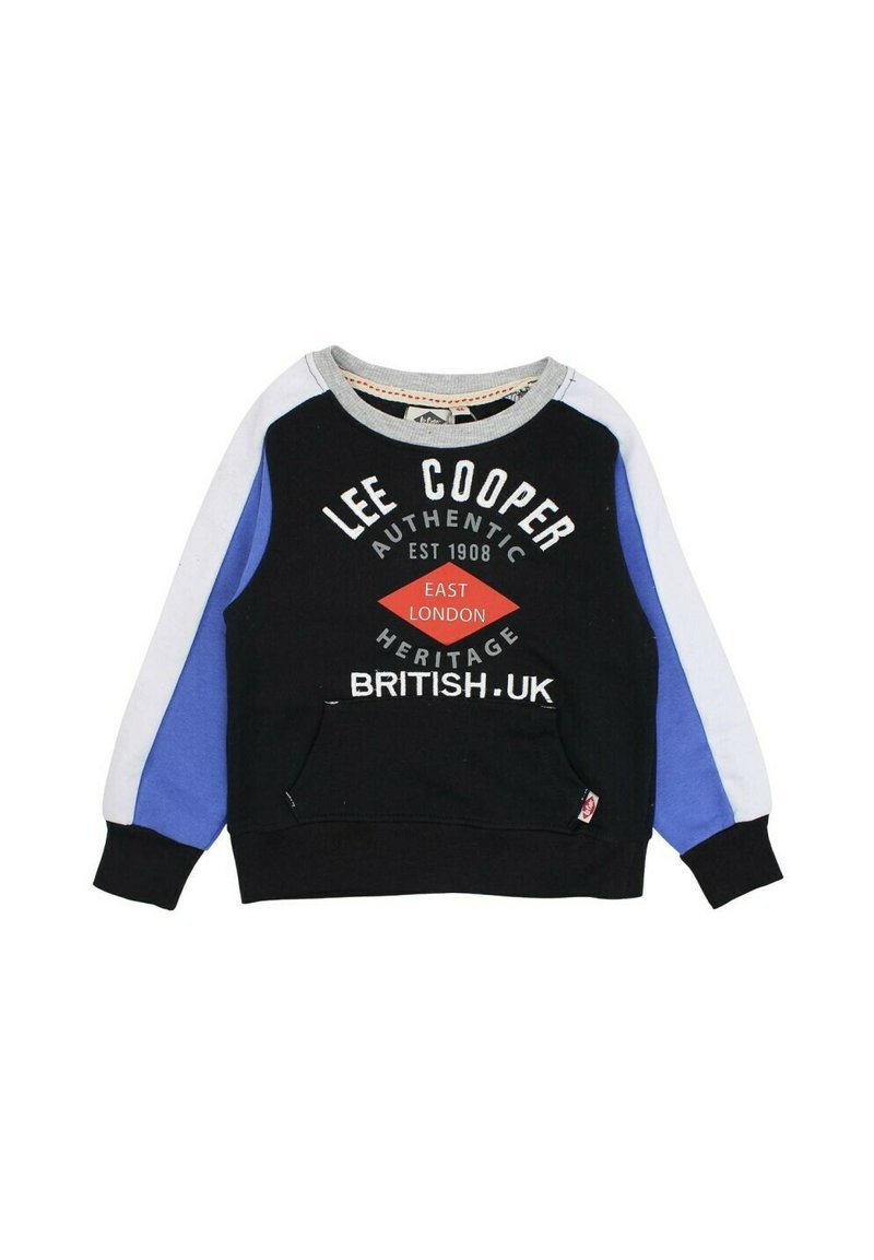 Sudadera negra con mangas multicolores (azul claro, azul marino, blanco), cuello redondo, bolsillo frontal y diseño de texto impreso.