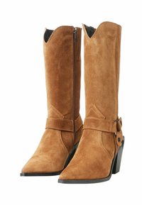 Bruine suede cowboylaarzen met een spitse neus, een zijrits en een band met een decoratieve gesp. Ontwerp met een chunky hak.