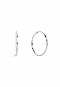 Silverörhängen med en polerad yta, med en sömlös design och en tunn, rund form. Inga ytterligare utsmyckningar.