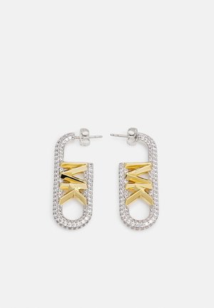 Boucles d'oreilles créoles rectangulaires en argent avec pierres scintillantes et accents zigzag dorés, fixées avec des fermoirs à tige.