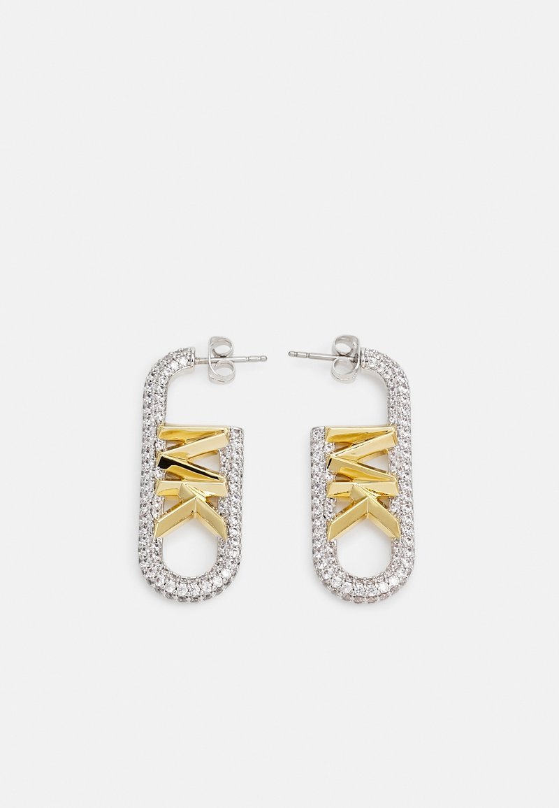 Boucles d'oreilles créoles rectangulaires en argent avec pierres scintillantes et accents zigzag dorés, fixées avec des fermoirs à tige.