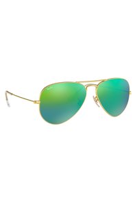 Occhiali da sole aviator in metallo dorato con lenti verde sfumate. Presentano una sottile montatura in metallo e gommini per le orecchie per il massimo comfort. Logo del marchio sulla lente.