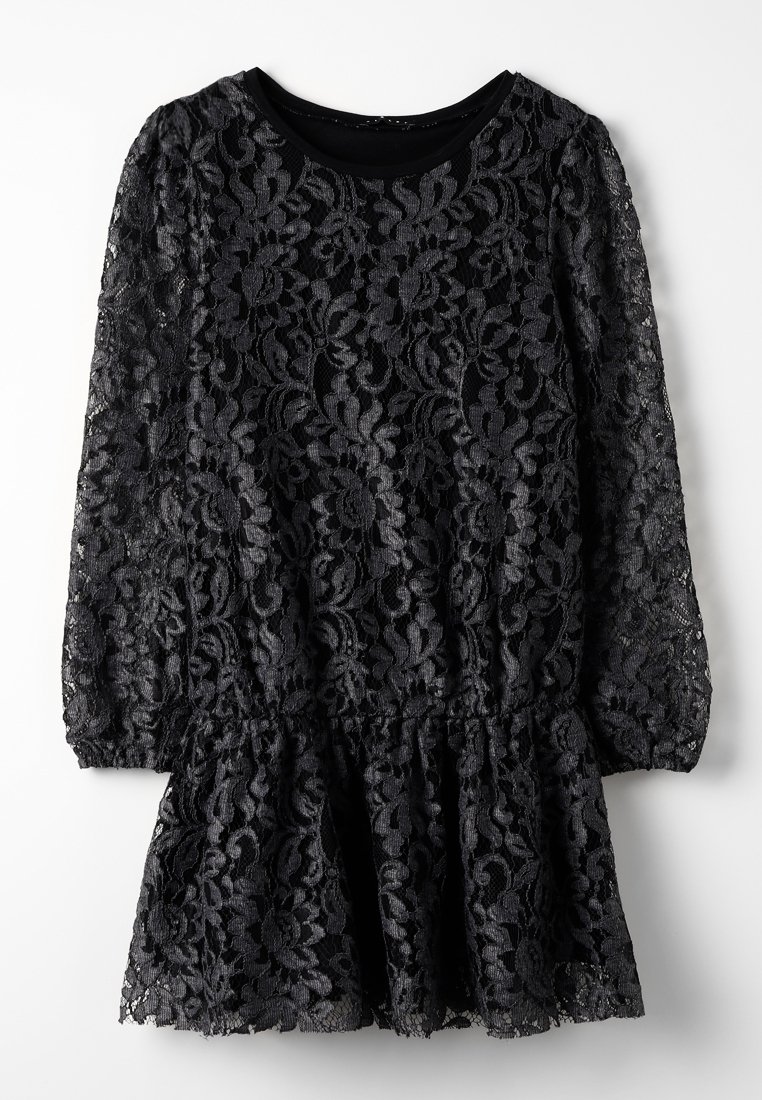 Mini-robe noire à manches longues avec overlay en dentelle florale et taille élastique, avec un col rond et des manches légèrement bouffantes.