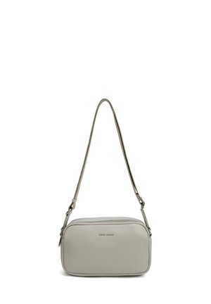 Petit sac à bandoulière rectangulaire en cuir gris clair avec bandoulière réglable et fermeture éclair, design simple avec un logo discret de la marque à l'avant.