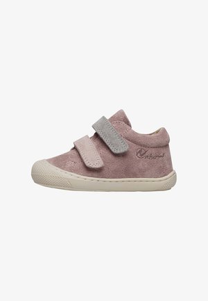 Lyserød ruskinds-toddler sko med grå velcro-straps, rund tå, hvid gummisål og strukturerede detaljer på overdelen og sålen.