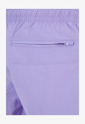 Lavenden korte broek met een elastische tailleband, voorzien van een ritssluiting achterzak, gladde textuur en schone stiksels langs de randen.
