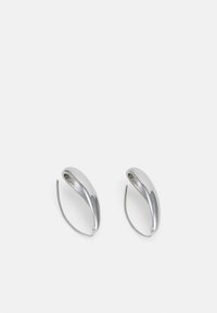 Pendientes de aro de plata con un diseño suave y redondeado. El metal presenta un acabado pulido y un aro delgado y abierto para el enganche.