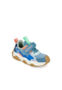 Zapatilla deportiva azul con parte superior de malla que cuenta con acentos naranjas y verdes, tira de velcro y suela de goma color beige. Diseño redondeado y detalles texturizados.