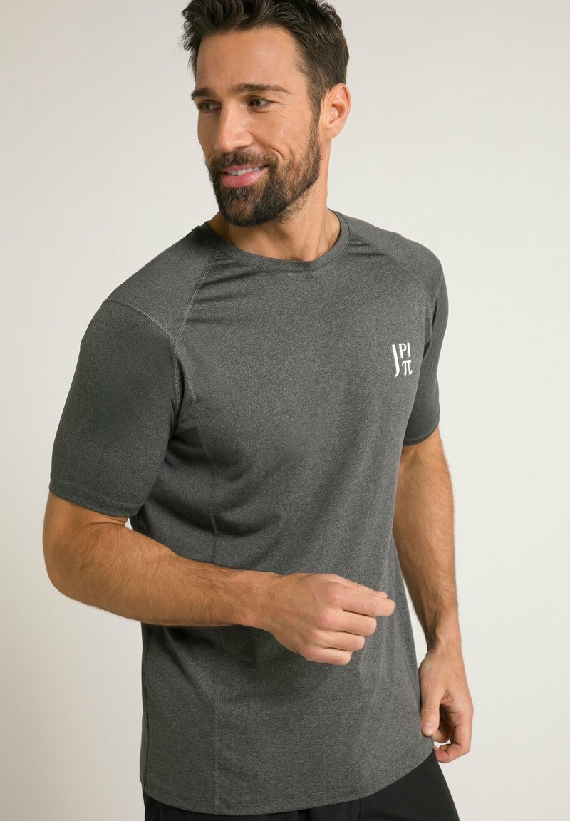 Graues sportliches T-Shirt mit kurzen Ärmeln, rundem Halsausschnitt und kleinem weißen Logo auf der Brust. Glatte Textur und taillierte Passform.