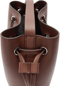 Brązowa skórzana torba typu bucket z zaciąganym wierzchem, srebrnymi oczkami i pasującym skórzanym paskiem. Teksturowane wykończenie i zaokrąglony kształt z miękkim wnętrzem.