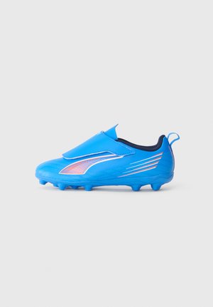 Scarpa da calcio sintetica blu con design slip-on, dotata di superficie testurizzata e accenti arancioni a contrasto. Punta arrotondata e suola con tacchetti.