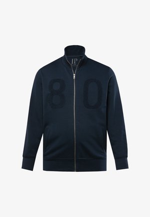 Marineblaue Sweatshirtjacke mit Reißverschluss und hohem Kragen, versehen mit den aufgestickten Zahlen „80“ auf der Vorderseite. Hergestellt aus weichem Stoff mit gerippten Bündchen.
