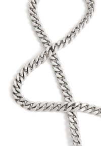 Silberne Metallkette, die ein dickes Glieddesign mit glänzender Oberfläche aufweist. Überlappende Kurven auf einem weißen Hintergrund dargestellt.
