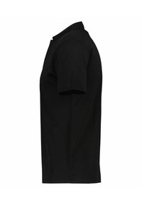 Polo negro de algodón con cuello clásico, mangas cortas y corte recto. Textura suave y diseño minimalista, sin patrones visibles.