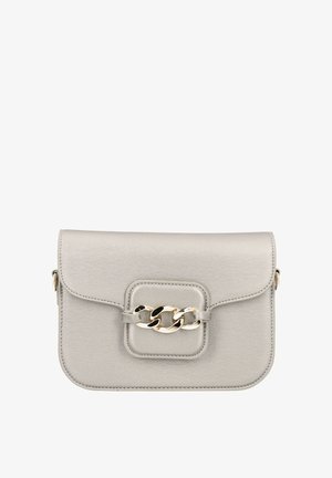 Hellgraue Lederclutch mit Klappenverschluss und einem goldenen Kettendetail in der vorderen Mitte.
