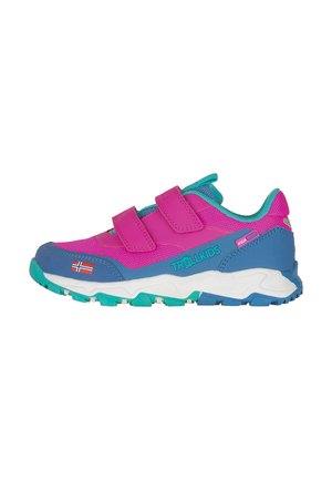 Kinder pinker und blauer Sneaker mit Klettverschlüssen, türkisfarbenen Akzenten, robuster Sohle, „TROLLKIDS“-Logo und norwegischer Flagge an der Seite.