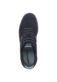 Marineblauwe sneaker met een bovenwerk van textuurstof, grijze veters, lichtblauwe accenten en een bruine rubberen zool. Merken zichtbaar op de binnenzool.